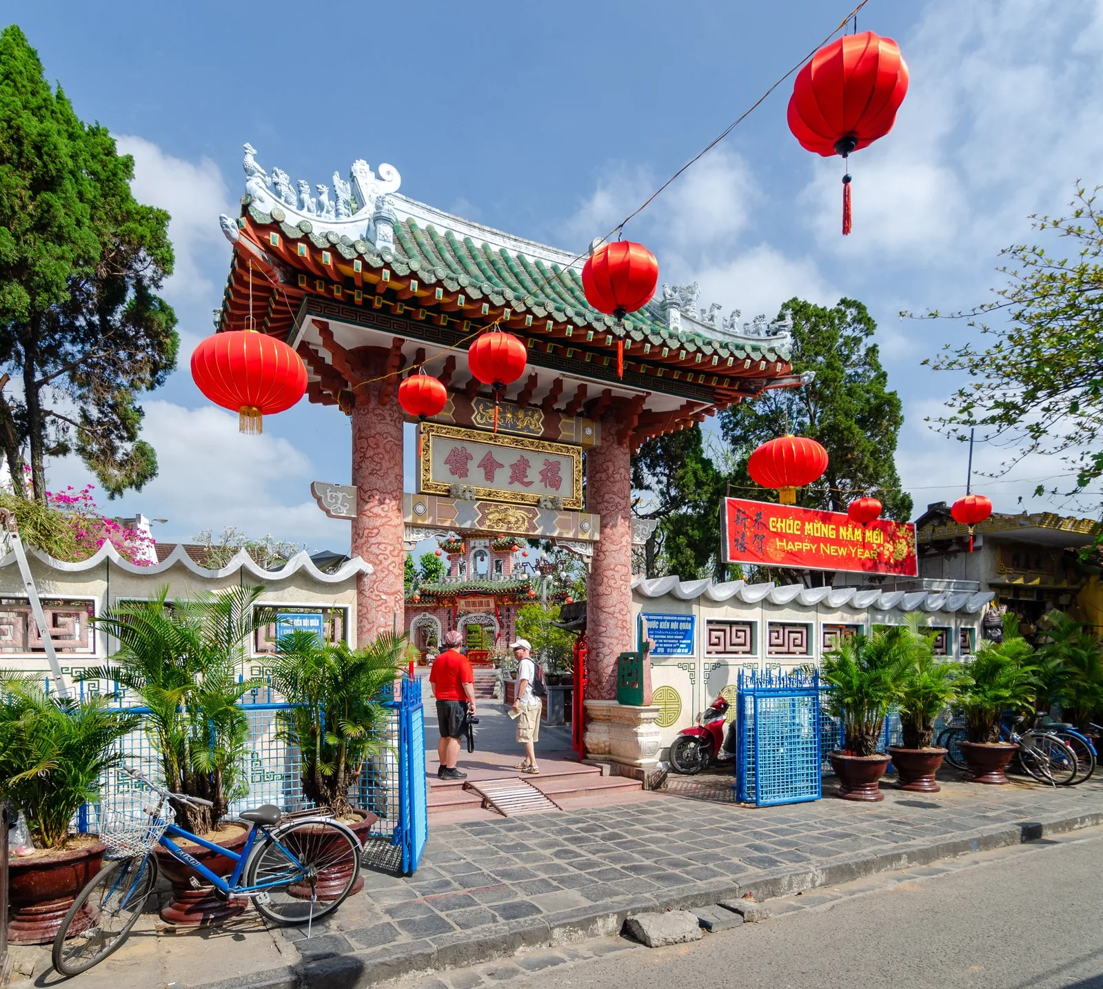 Những chiếc đèn lồng đỏ treo trước cổng Hội quán Phúc Kiến trong Phố cổ Hội An.