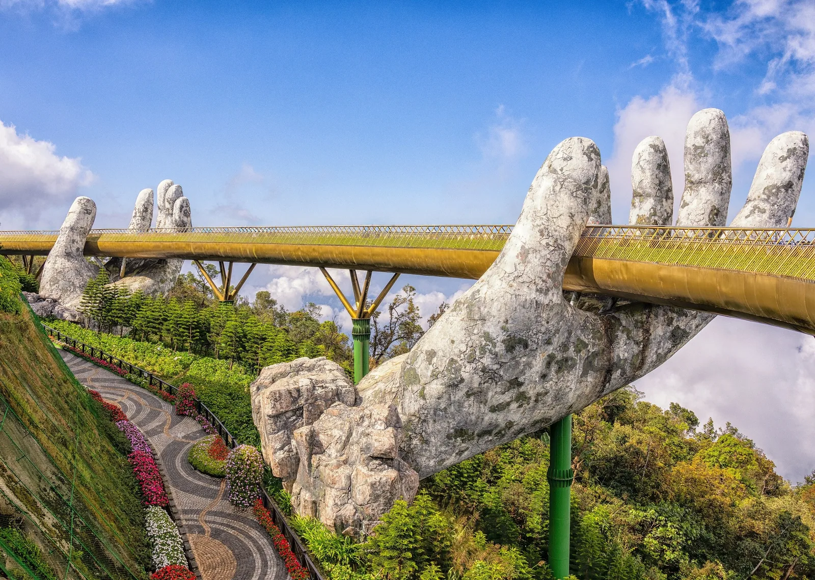 Đôi bàn tay đá khổng lồ như nâng đỡ cây cầu Vàng tại Bà Nà Hills, Đà Nẵng.