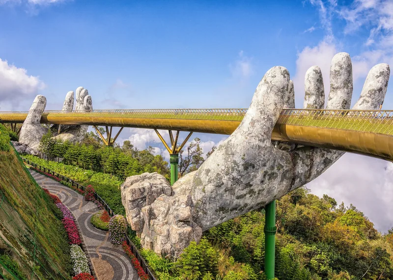 Đôi bàn tay đá khổng lồ như nâng đỡ cây cầu Vàng tại Bà Nà Hills, Đà Nẵng.