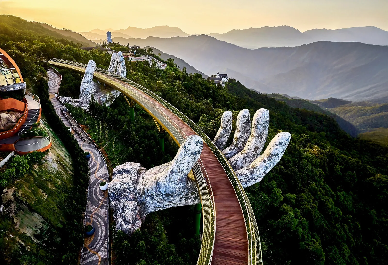 Đôi bàn tay đá khổng lồ nâng đỡ Cầu Vàng giữa núi rừng xanh thẳm ở Bà Nà Hills, Đà Nẵng.