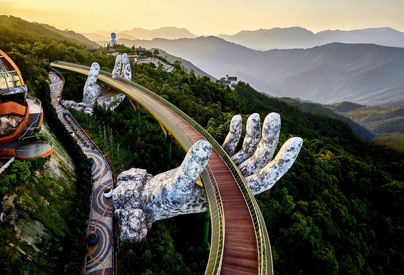 Đôi bàn tay đá khổng lồ nâng đỡ Cầu Vàng giữa núi rừng xanh thẳm ở Bà Nà Hills, Đà Nẵng.