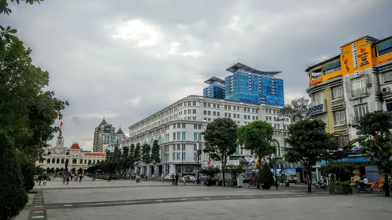 Phố đi bộ Nguyễn Huệ ở Thành phố Hồ Chí Minh với trụ sở Ủy ban Nhân dân cũ và các tòa nhà cao tầng hiện đại dưới bầu trời.